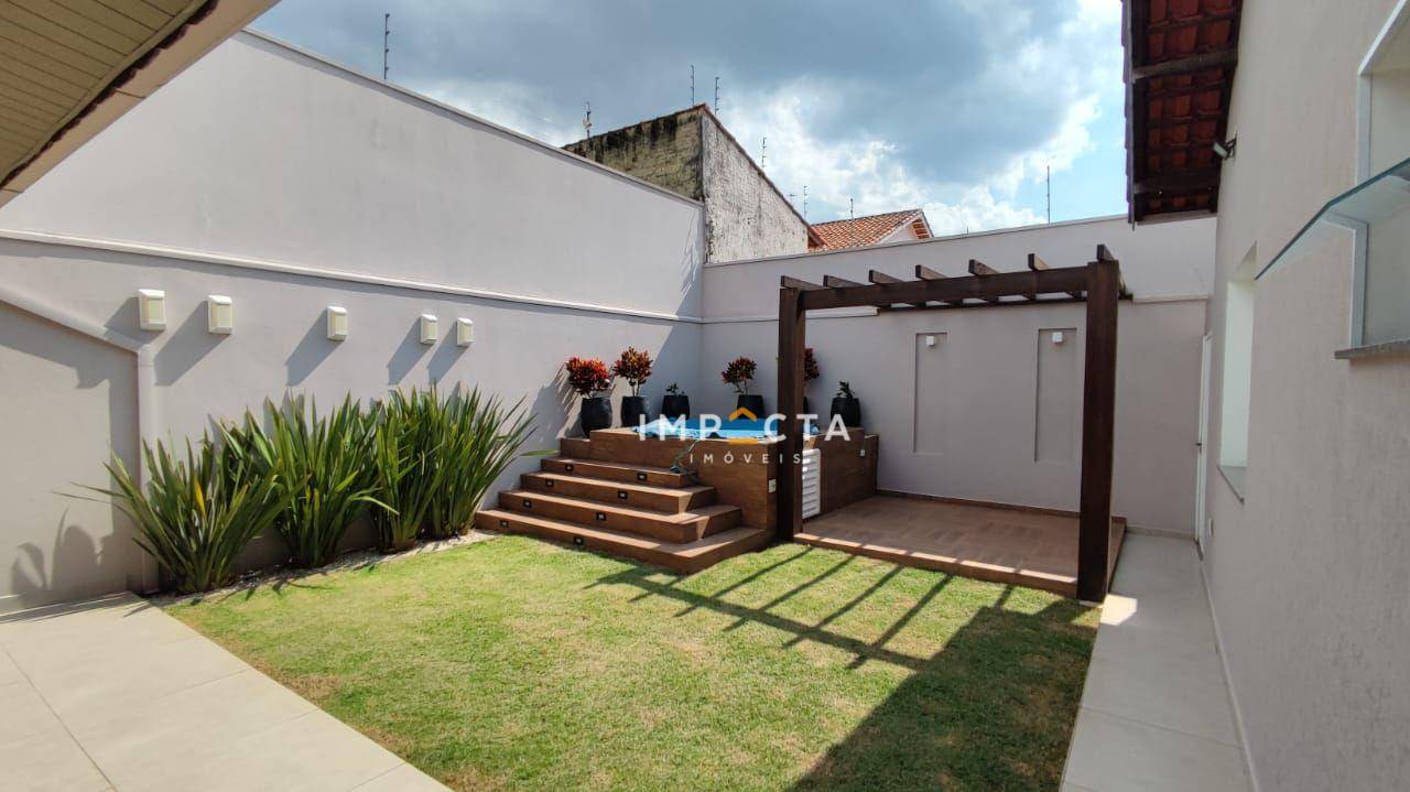 Casa à venda com 4 quartos, 330m² - Foto 1