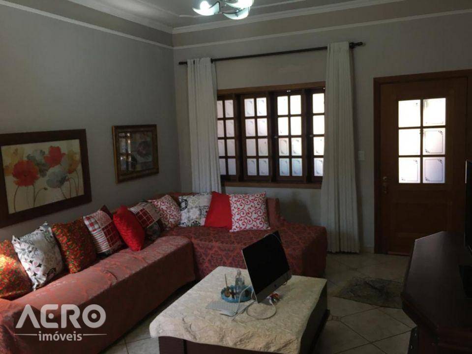 Casa à venda com 3 quartos, 233m² - Foto 2