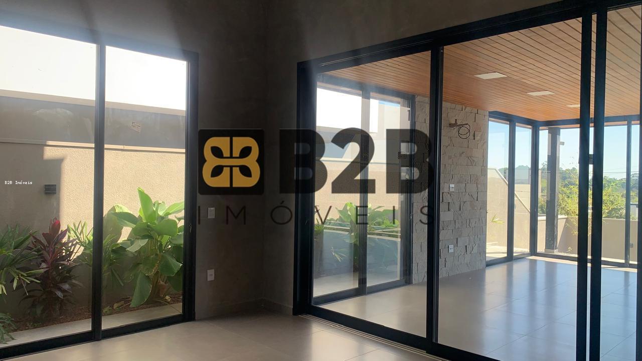 Casa de Condomínio à venda com 3 quartos, 232m² - Foto 4