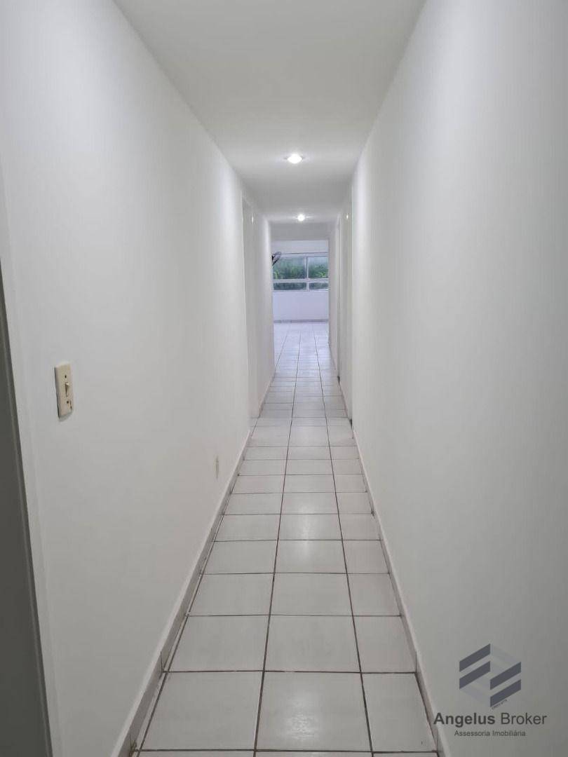 Apartamento à venda com 3 quartos, 180m² - Foto 4