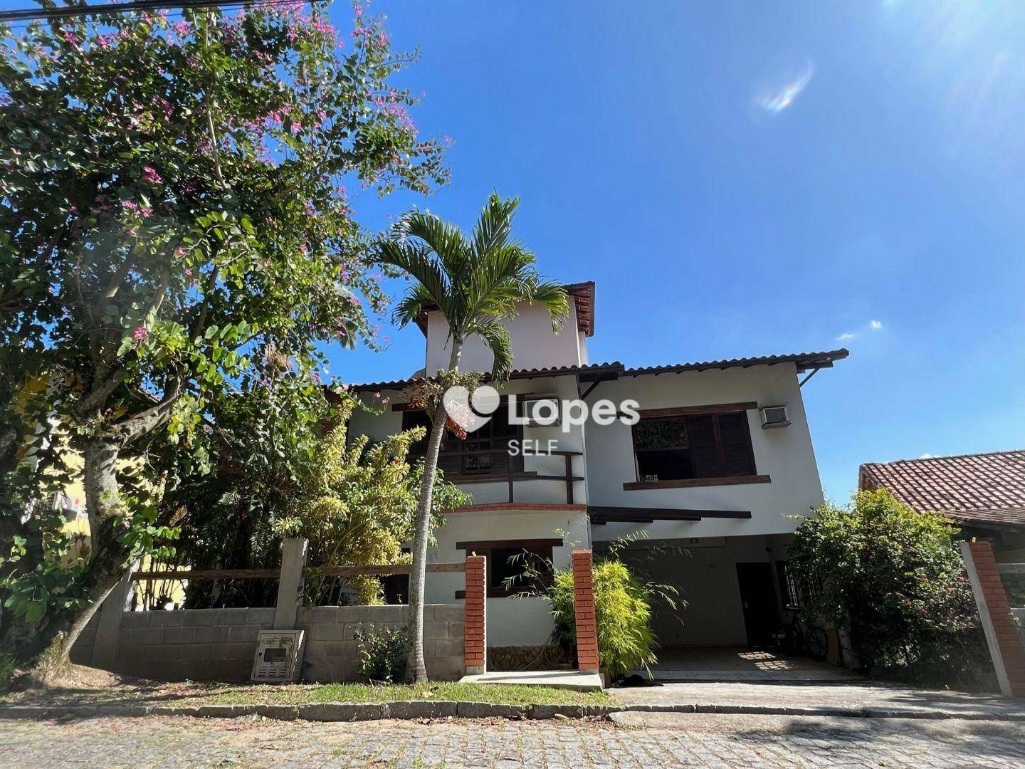 Casa de Condomínio à venda com 4 quartos, 233m² - Foto 1
