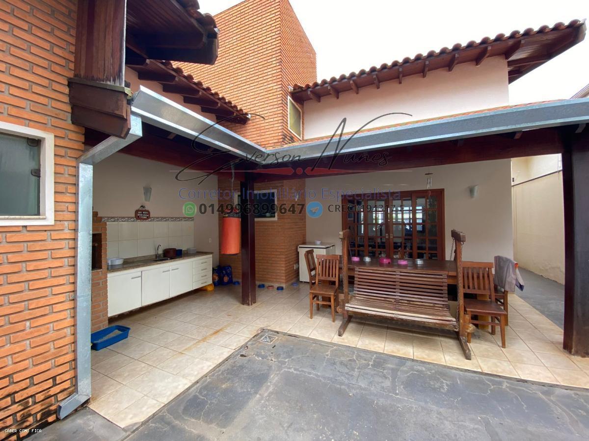 Casa à venda com 3 quartos, 360m² - Foto 1