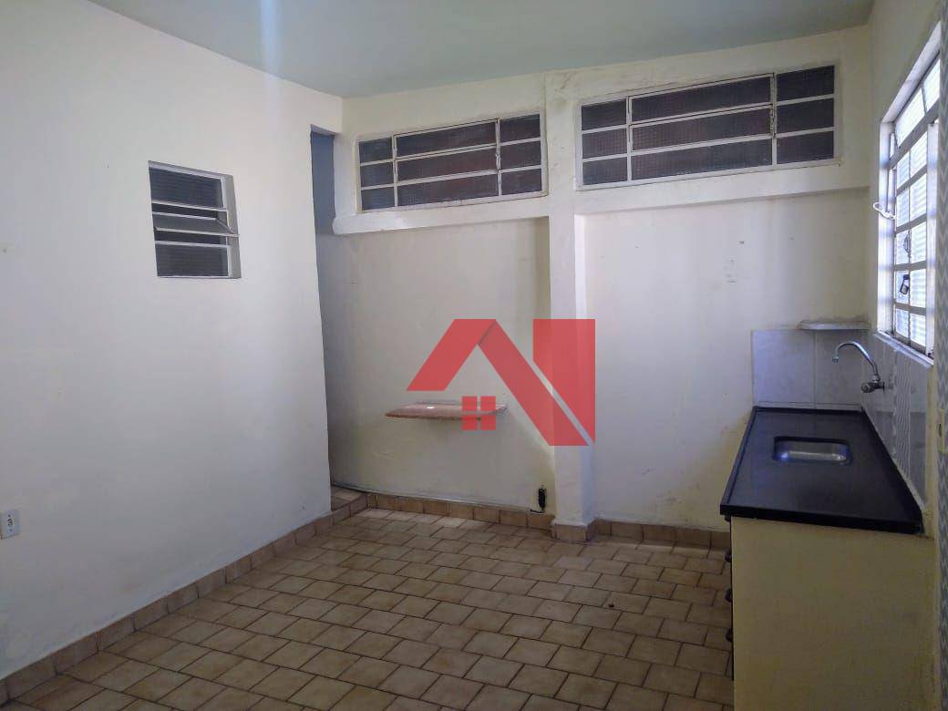 Casa para alugar com 6 quartos, 350m² - Foto 2