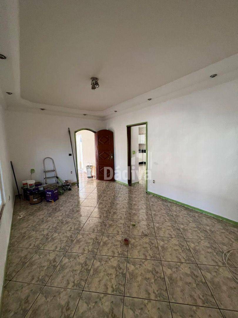 Casa à venda e aluguel com 3 quartos, 230m² - Foto 3