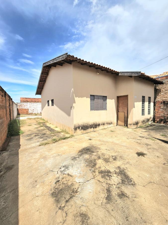 Casa à venda com 2 quartos, 250m² - Foto 1
