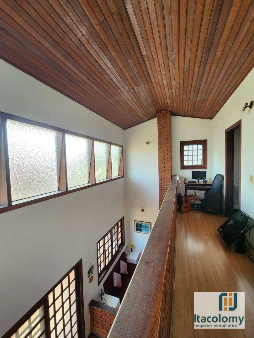 Casa de Condomínio à venda com 3 quartos, 226m² - Foto 4