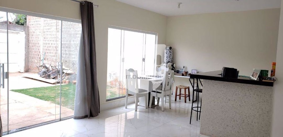 Casa à venda com 3 quartos, 92m² - Foto 1