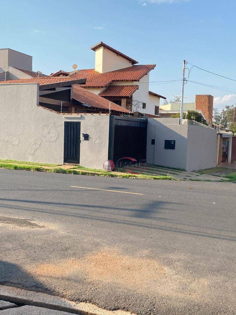 Casa à venda com 3 quartos, 305m² - Foto 2