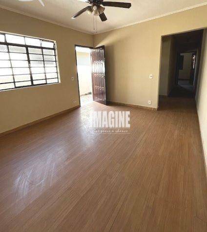 Casa à venda com 2 quartos, 100m² - Foto 1