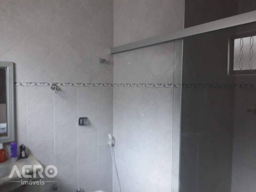 Casa para alugar com 4 quartos, 300m² - Foto 6