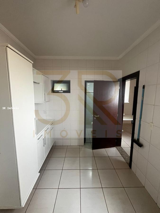 Apartamento para alugar com 3 quartos, 138m² - Foto 18