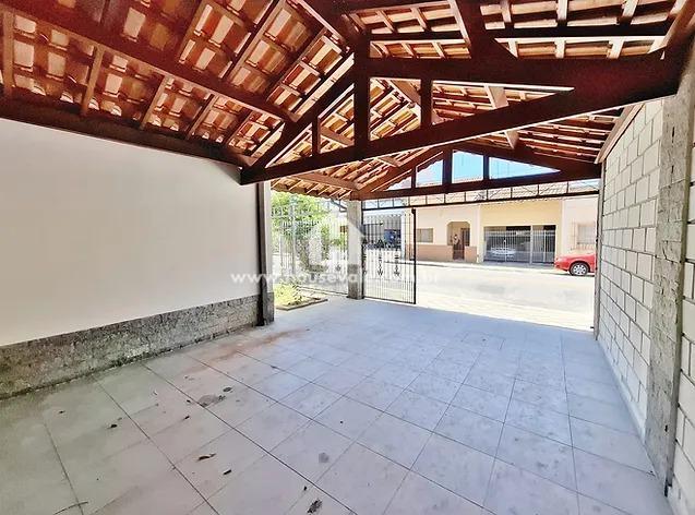 Casa à venda com 3 quartos, 298m² - Foto 2