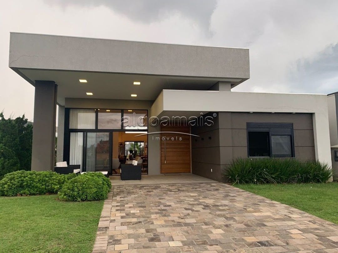 Casa de Condomínio à venda com 4 quartos, 250m² - Foto 1