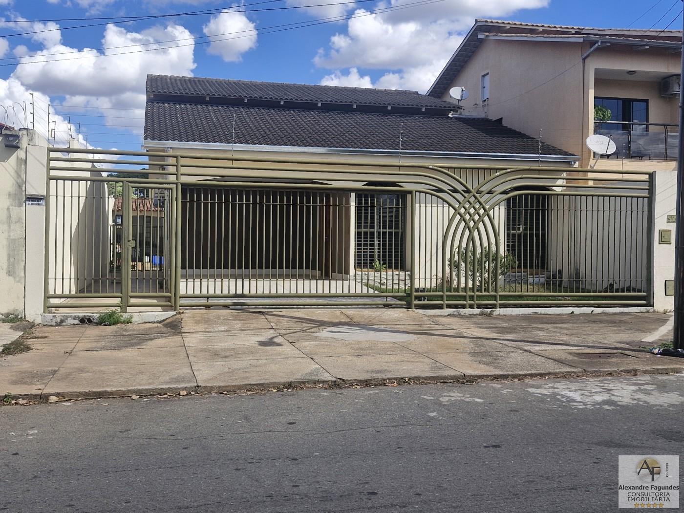 Casa à venda com 3 quartos, 262m² - Foto 1