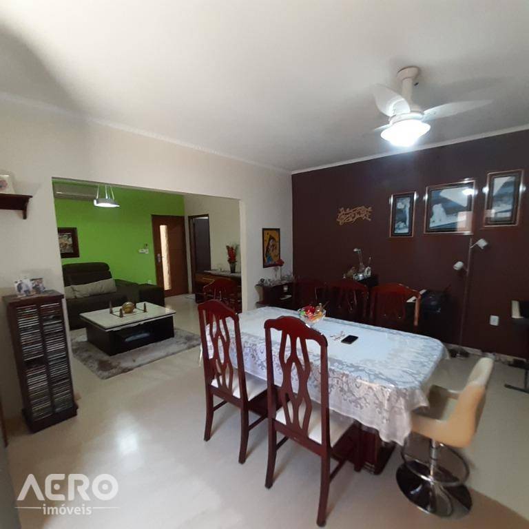Casa à venda com 3 quartos, 186m² - Foto 2