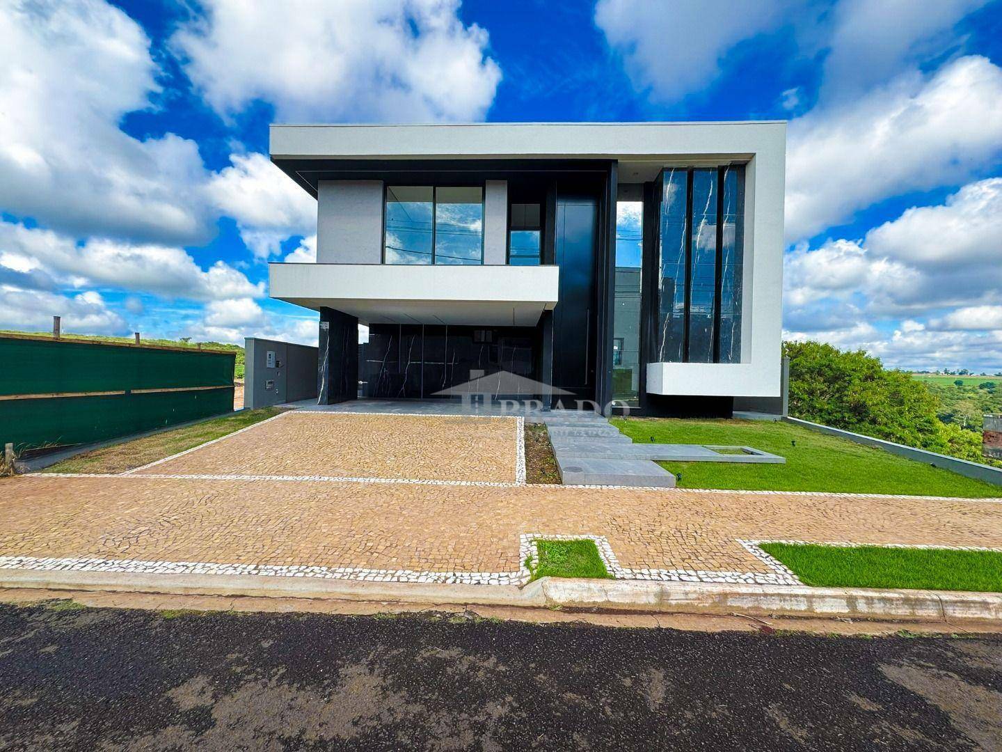 Casa à venda com 4 quartos, 347m² - Foto 1