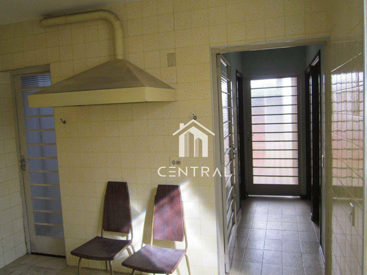 Casa para alugar com 6 quartos, 320m² - Foto 3