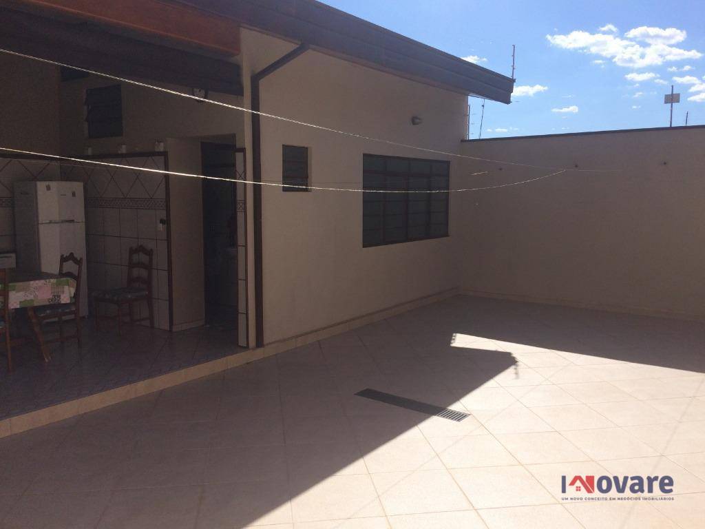 Casa à venda com 3 quartos, 220m² - Foto 1