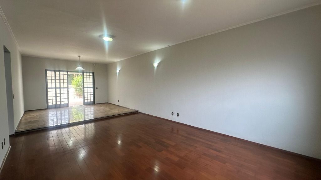 Casa para alugar com 4 quartos, 465m² - Foto 2