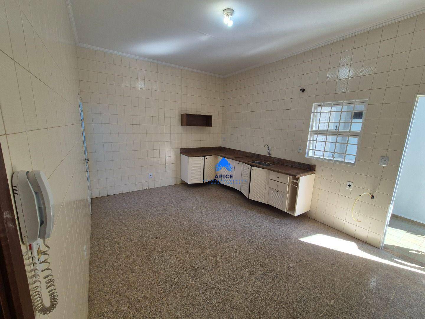 Casa para alugar com 3 quartos, 242M2 - Foto 12