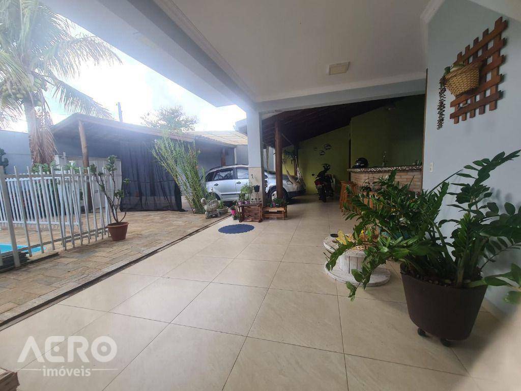 Casa à venda com 3 quartos, 250m² - Foto 2