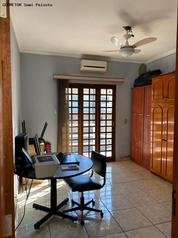 Casa à venda com 3 quartos, 212m² - Foto 19