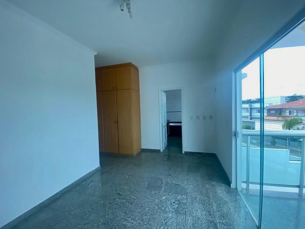 Casa à venda com 4 quartos, 320m² - Foto 4