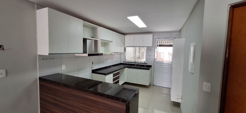 Casa à venda com 4 quartos, 162m² - Foto 1