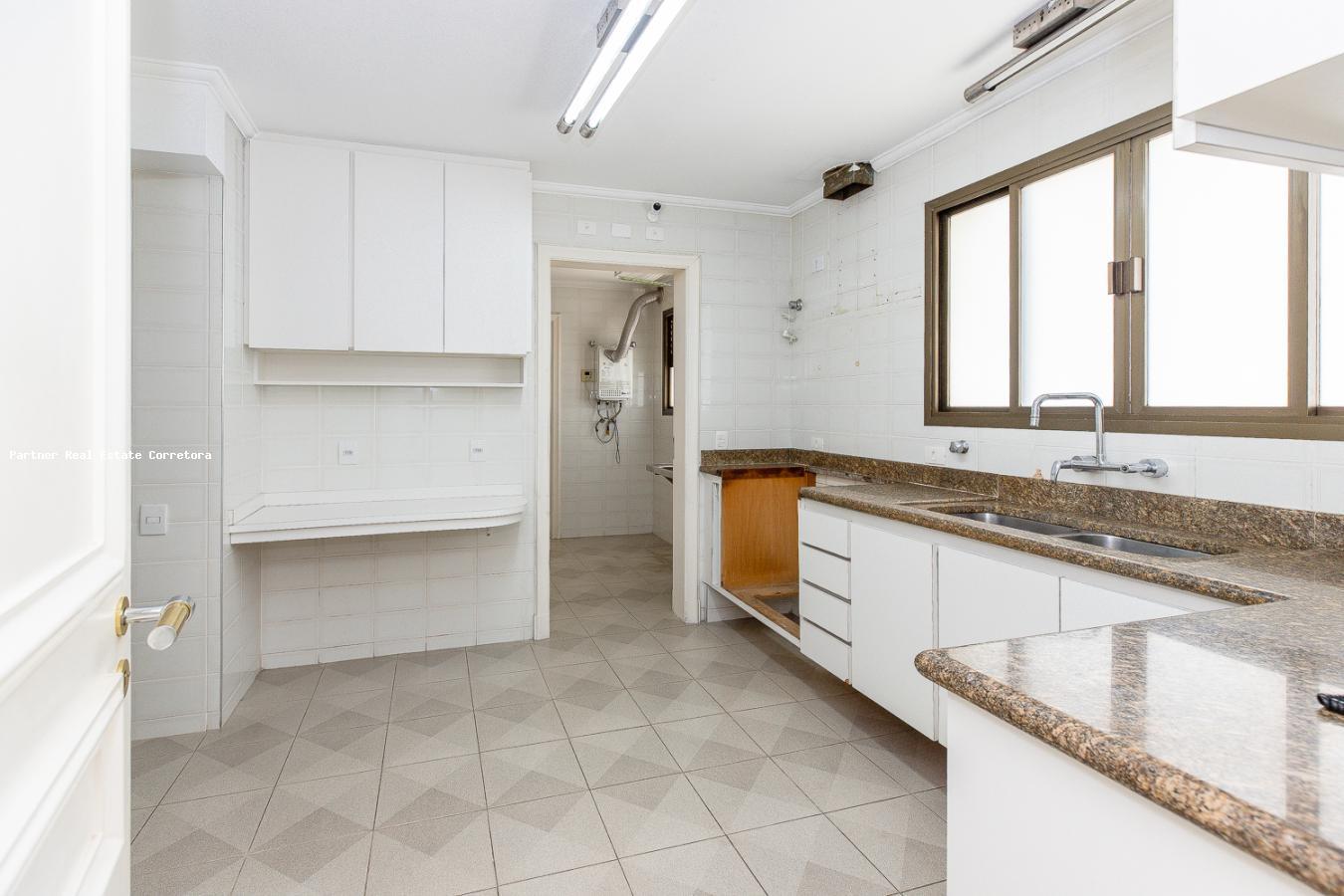 Apartamento à venda com 3 quartos, 203m² - Foto 2