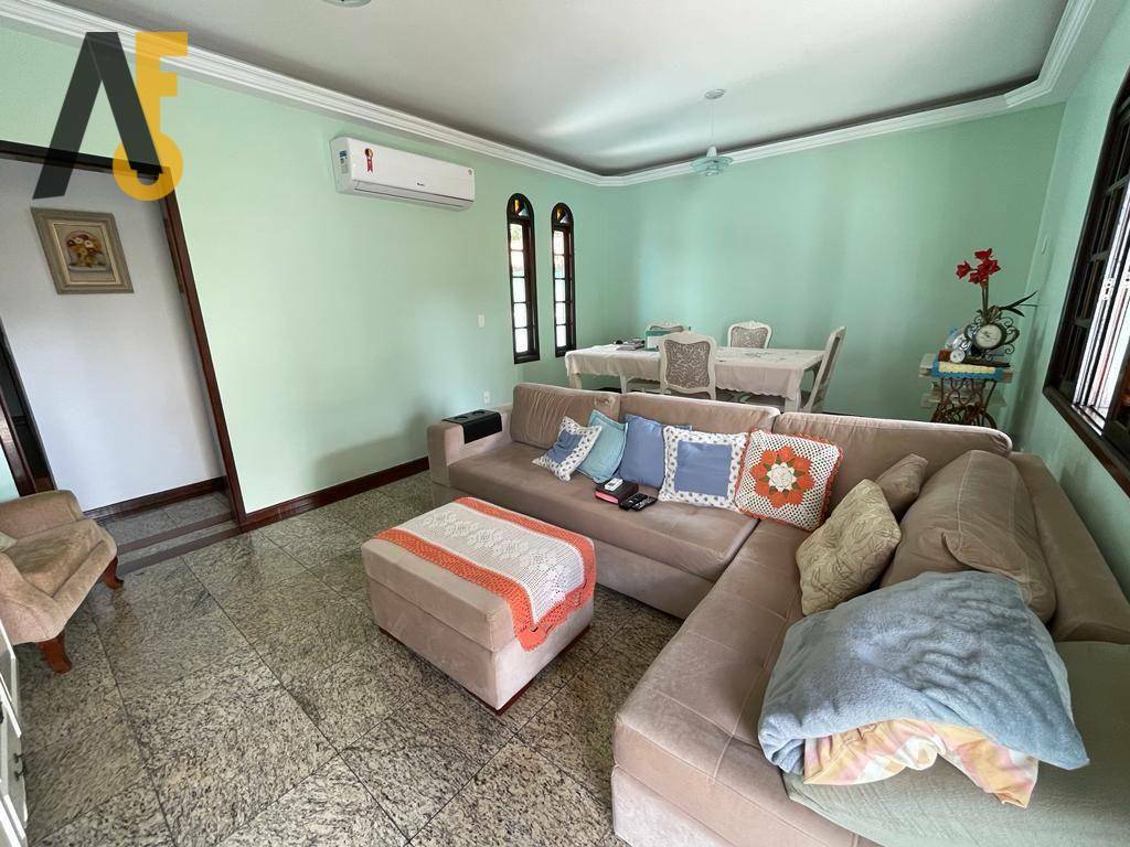 Casa à venda com 5 quartos, 248m² - Foto 1