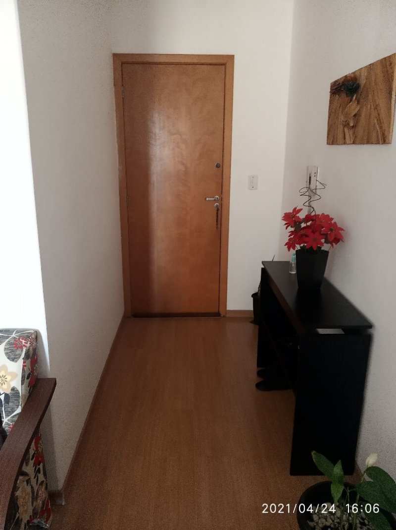 Apartamento à venda com 2 quartos, 70m² - Foto 2