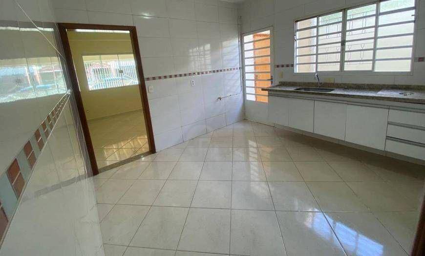 Casa à venda com 3 quartos, 100m² - Foto 2