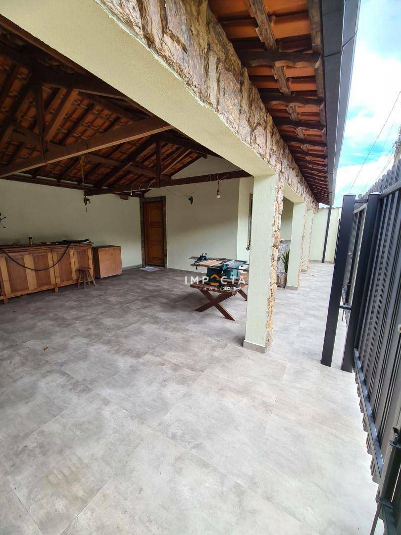 Casa à venda com 3 quartos, 201m² - Foto 2