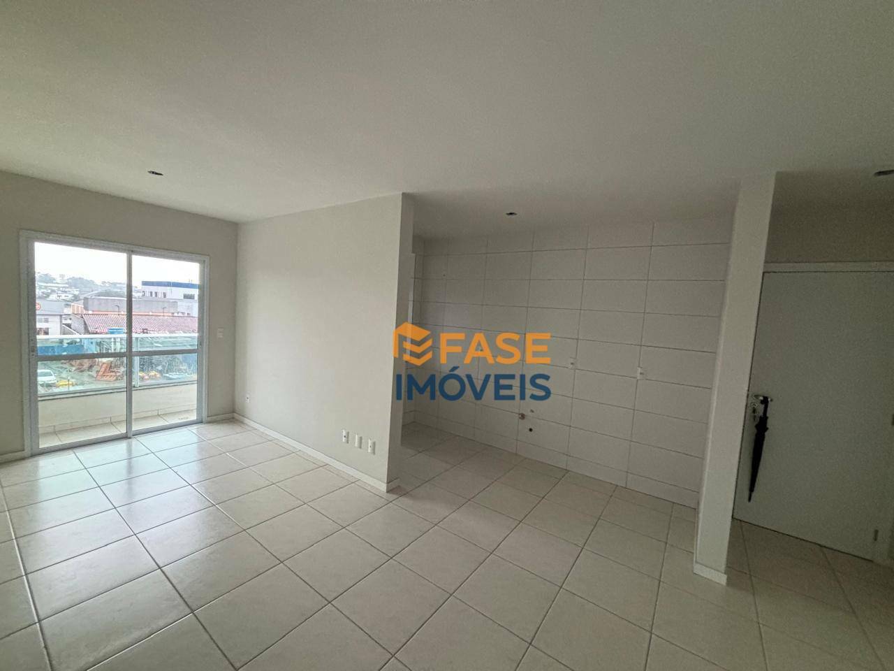 Apartamento à venda com 3 quartos, 74m² - Foto 2