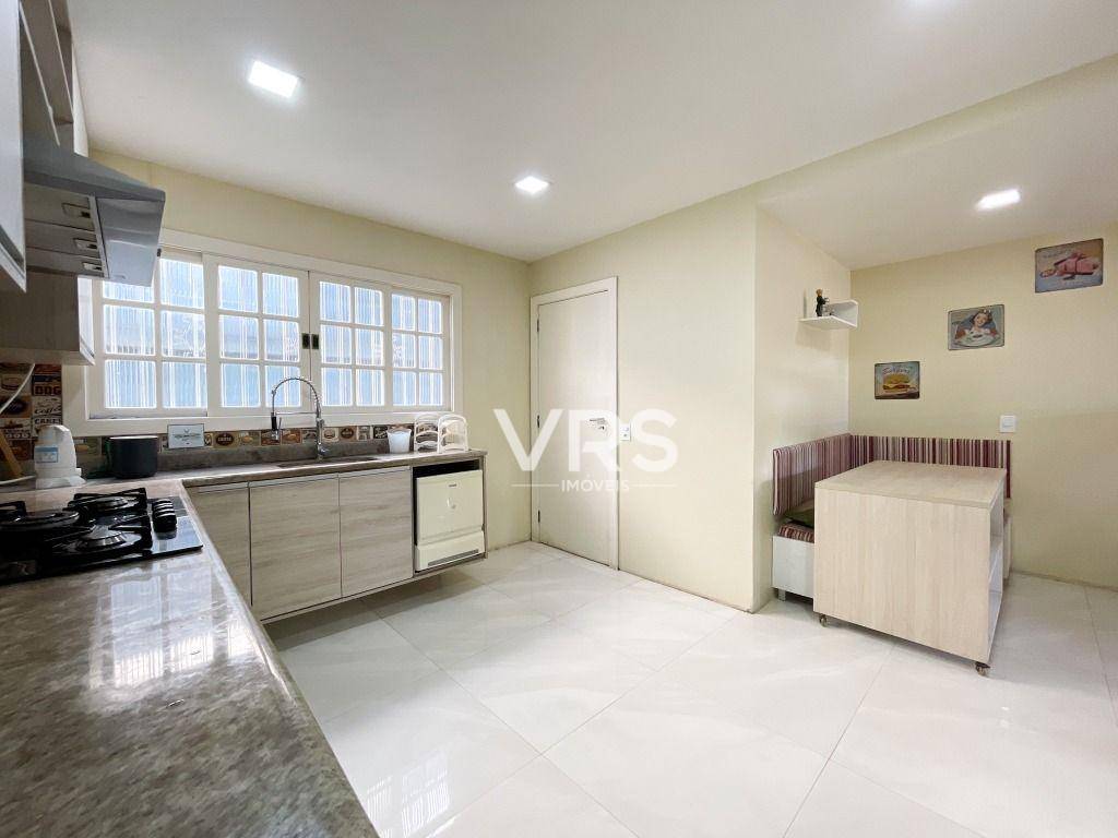 Casa à venda com 5 quartos, 220m² - Foto 35