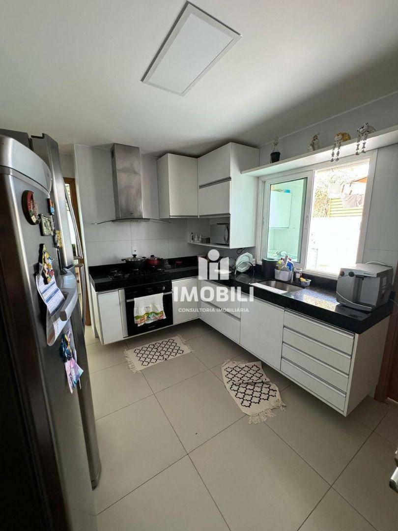 Casa de Condomínio à venda com 4 quartos, 360m² - Foto 2