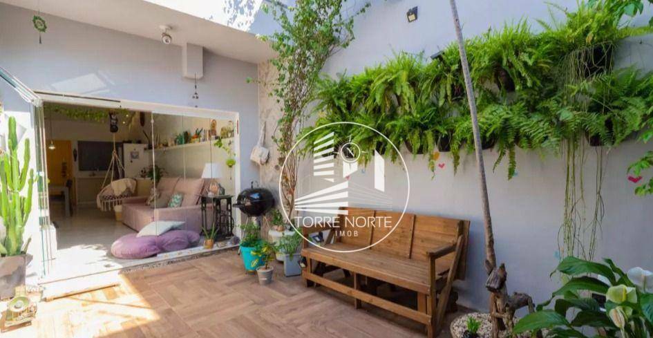 Casa à venda com 2 quartos, 120m² - Foto 1