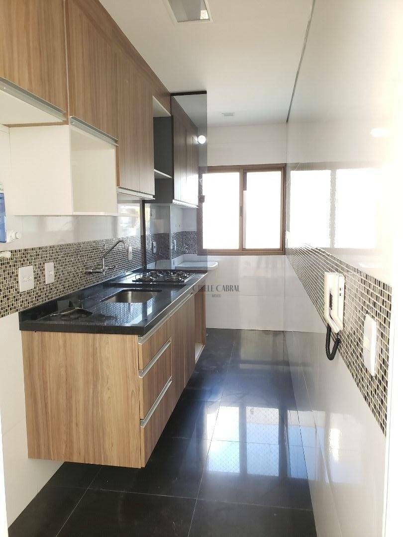 Apartamento à venda com 2 quartos, 70m² - Foto 2