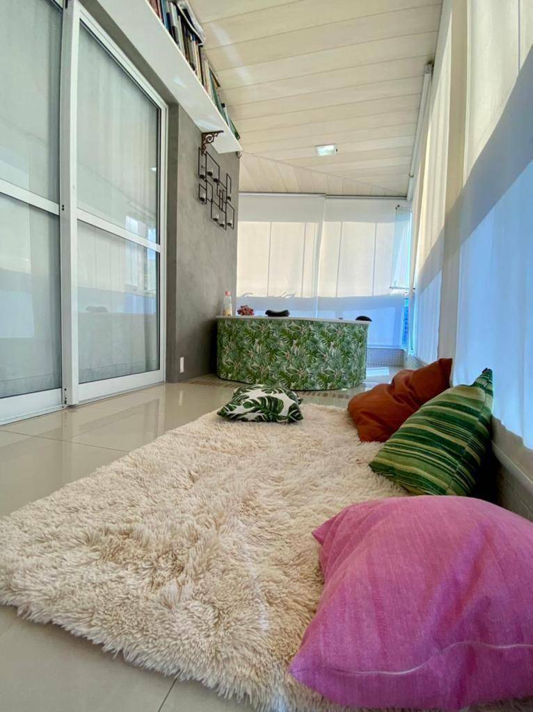 Apartamento à venda com 3 quartos, 137m² - Foto 2