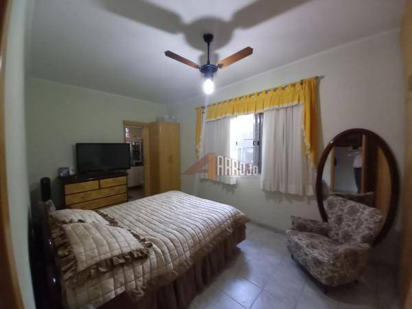 Casa à venda com 3 quartos, 200m² - Foto 1