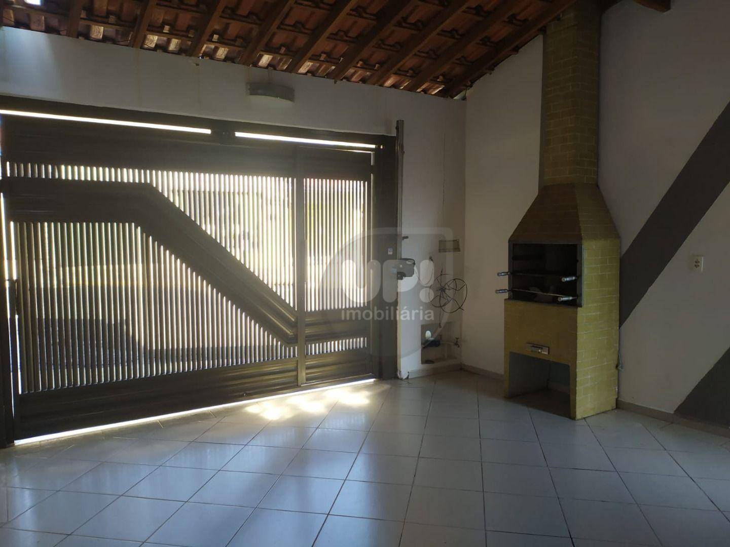 Casa à venda com 2 quartos, 81m² - Foto 1