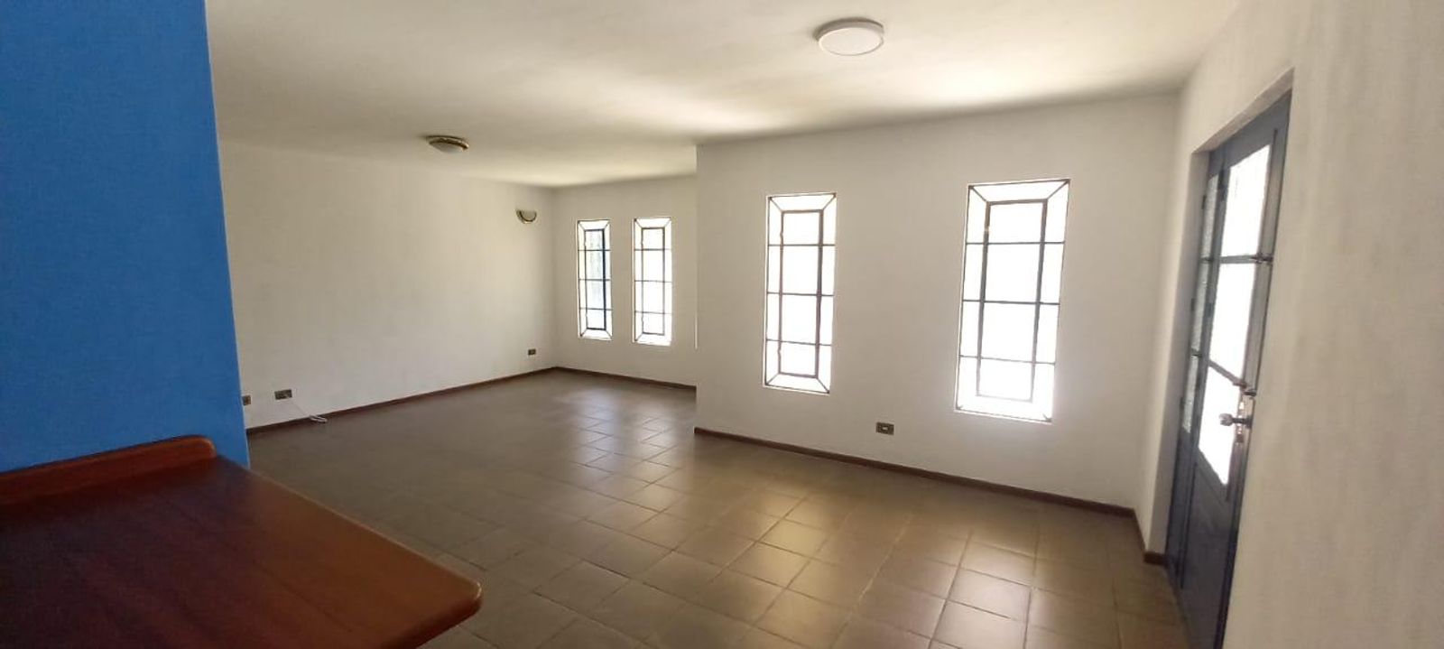 Casa de Condomínio à venda com 4 quartos, 300m² - Foto 2