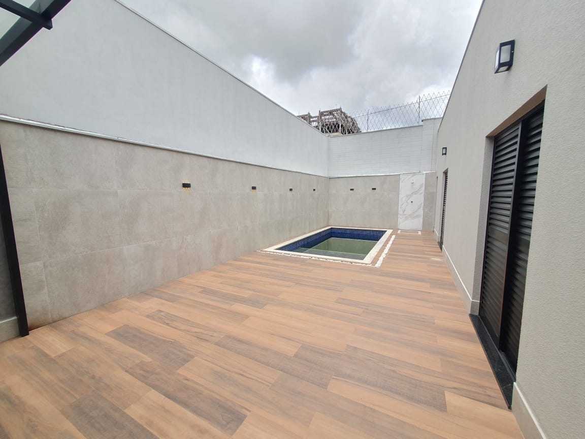 Casa à venda com 3 quartos, 190m² - Foto 1