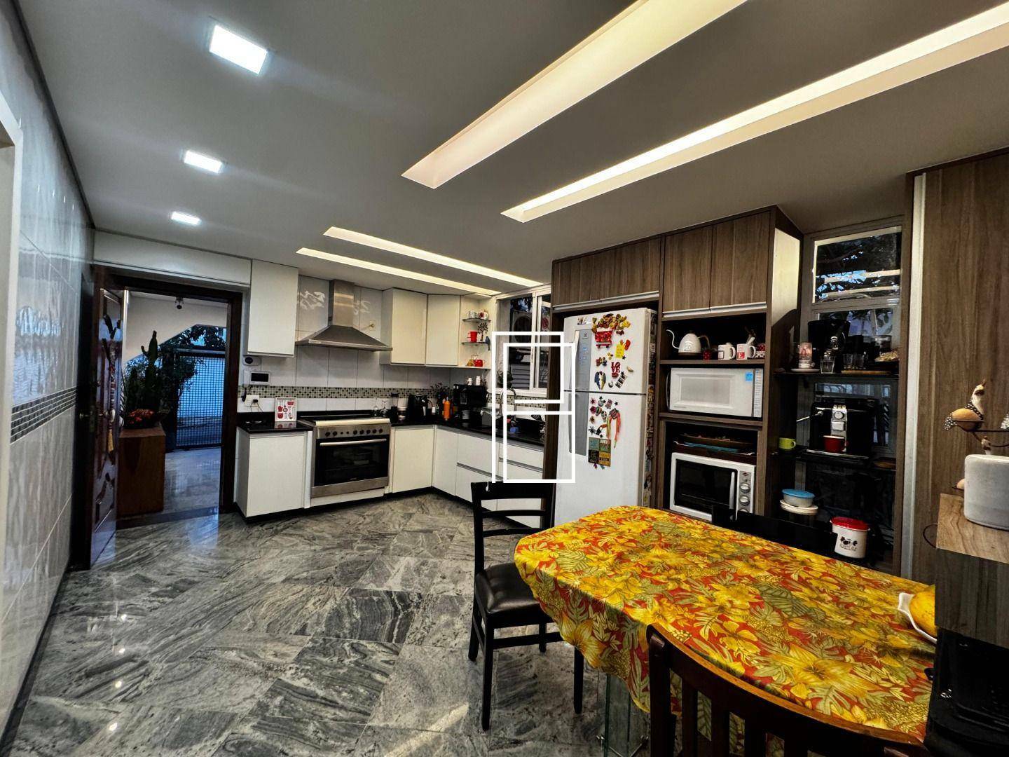 Casa à venda com 4 quartos, 300m² - Foto 17
