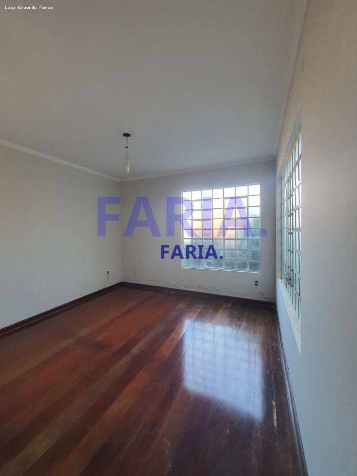 Casa à venda com 5 quartos, 145m² - Foto 3