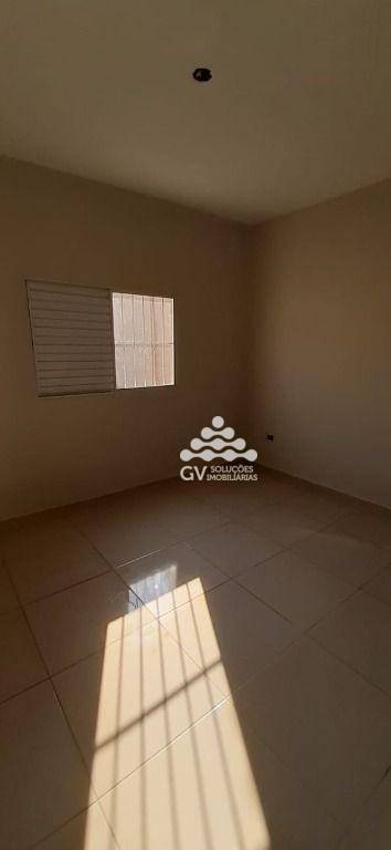 Casa à venda com 2 quartos, 70m² - Foto 2