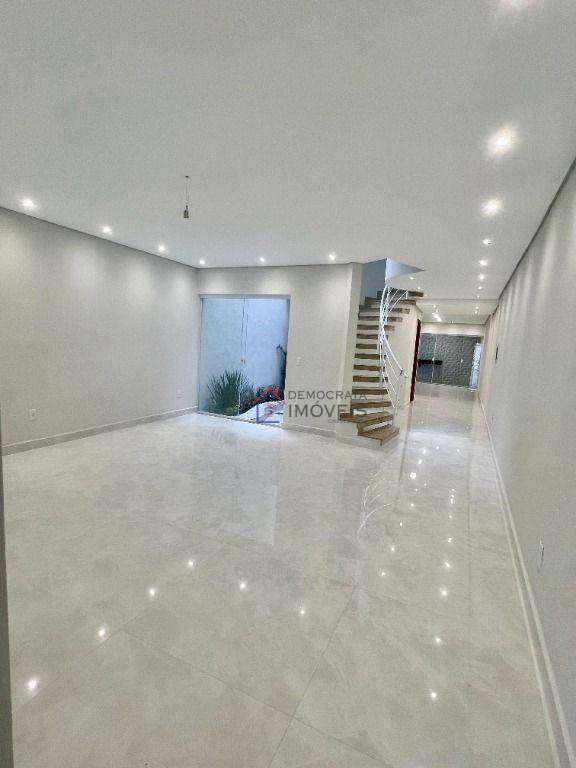 Sobrado à venda com 3 quartos, 210m² - Foto 2