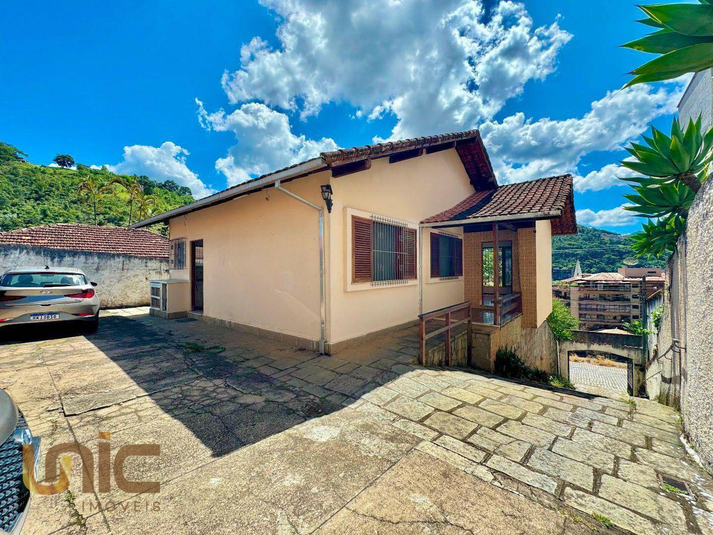 Casa à venda com 3 quartos, 100m² - Foto 1