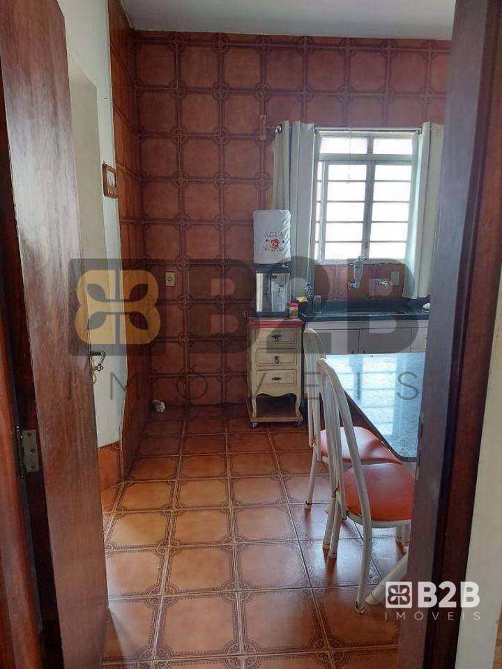 Casa à venda com 5 quartos, 232m² - Foto 10