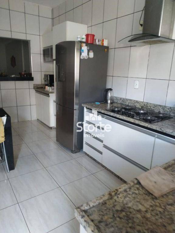 Casa à venda com 3 quartos, 250M2 - Foto 2